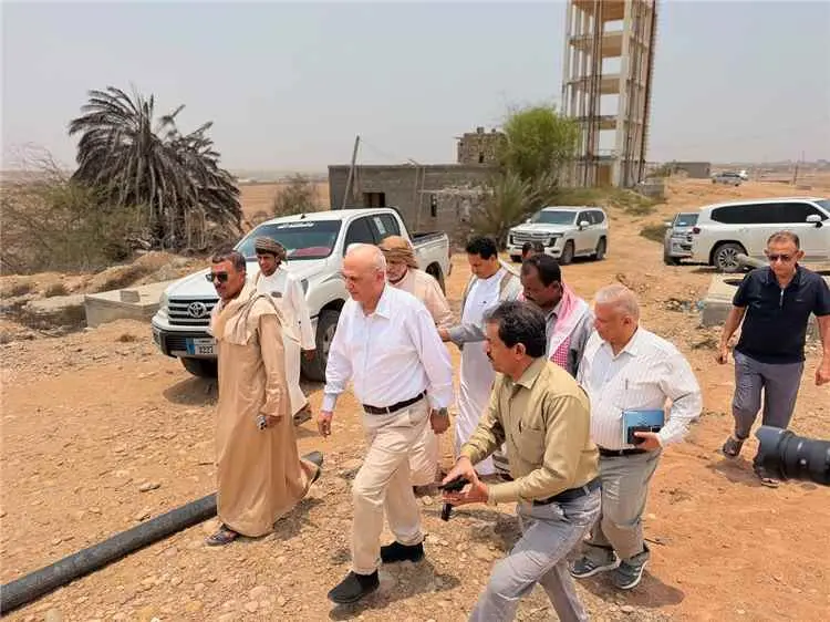 الوزير الشرجبي يتفقد حقل مياه وادي الجزع بمديرية ا...