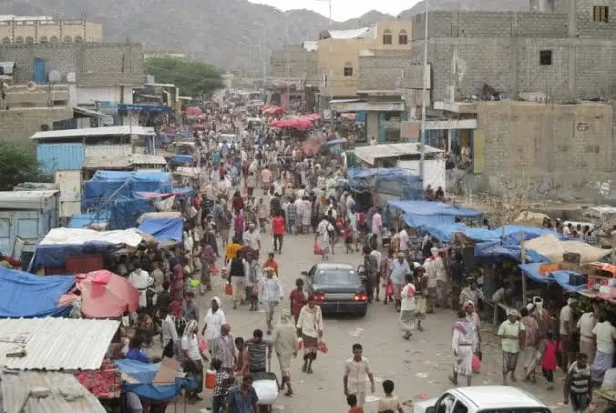 مسلحان على دراجة نارية يغتالان ضابطًا أمنيًا في مد...