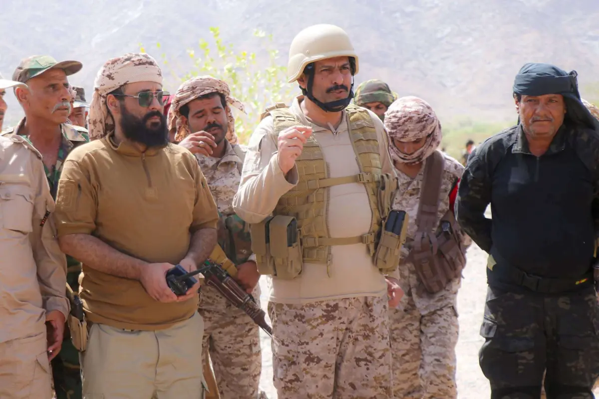 القائد العام لقوات دفاع شبوة يتفقد الخطوط الامامية...