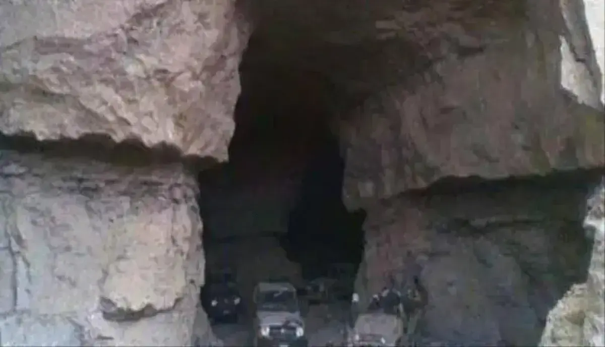 اسرار | بالتفاصيل- اختراق في عمق المخبأ الأخير.. رصد (عبد الملك الحوثي) برفقة خبراء أجانب داخل نفاق جبلي بصعدة