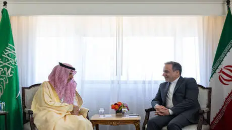 عراقجي يبحث مع نظيره السعودي التطورات الإقليمية وا...