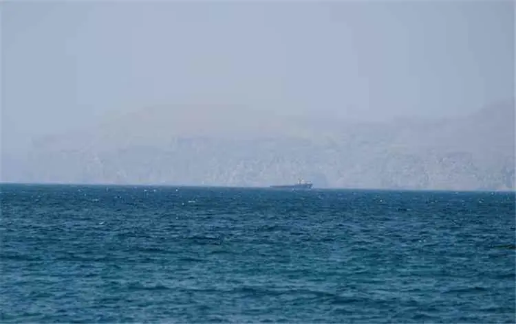 هجوم جديد في مضيق هرمز.. مقذوف يصيب ناقلة غاز ويعط...