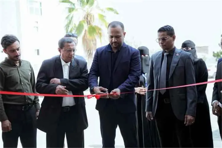 وكيل حضرموت المساعد يفتتح معرض «أبعد من الحرب بقلي...