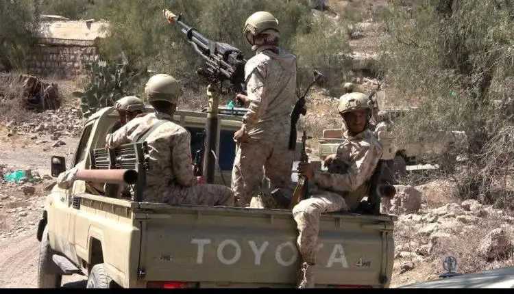استشهاد جندي وإصابة اثنين بقصف حوثي على جبهة الفاخ...