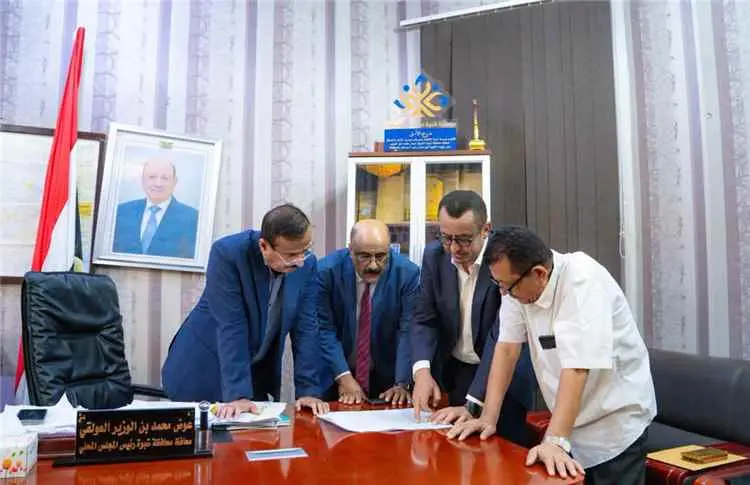 محافظ شبوة يبحث ترتيبات تنفيذ مشروع تجهيز معامل كلية المجتمع بدعم كويتي