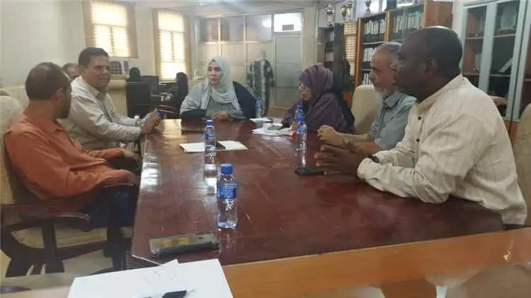 تربية عدن تبحث إعادة تنظيم أوضاع معلمي التحفيظ في...