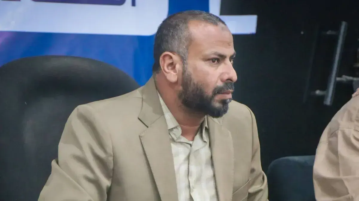 محافظ الضالع يوقف 10 مسؤولين ويحيلهم للنيابة العام...