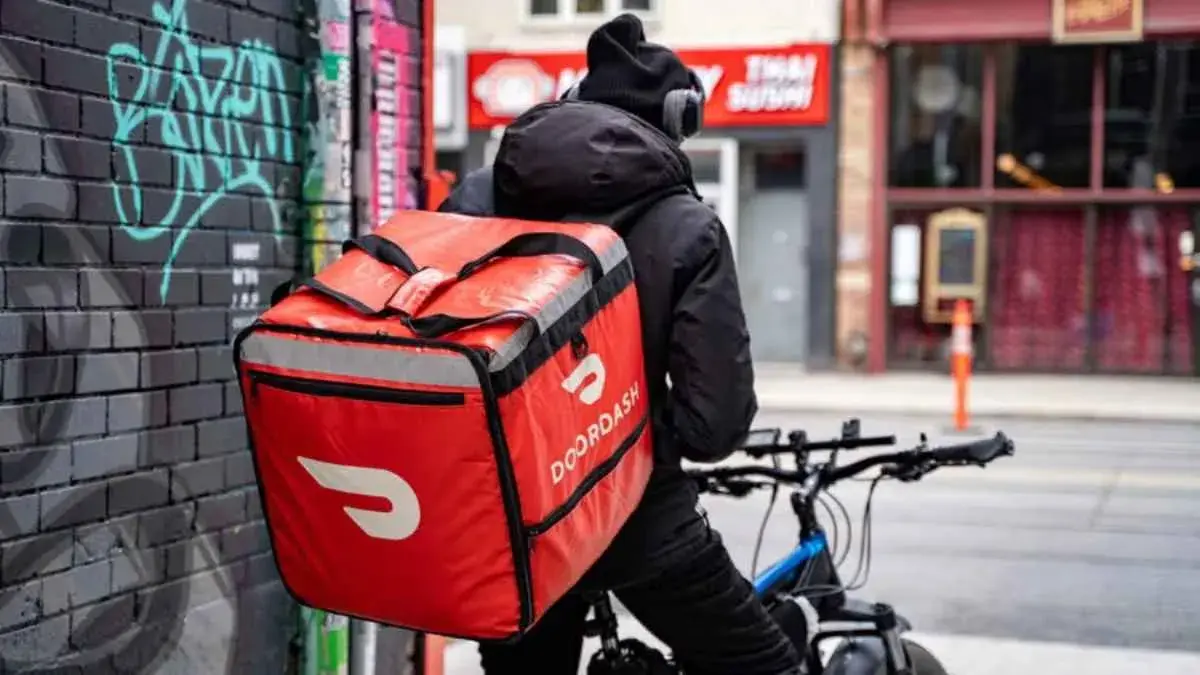 نواب أمريكيون يطالبون DoorDash بتوضيح استخدامها لنماذج ذكاء اصطناعي صينية