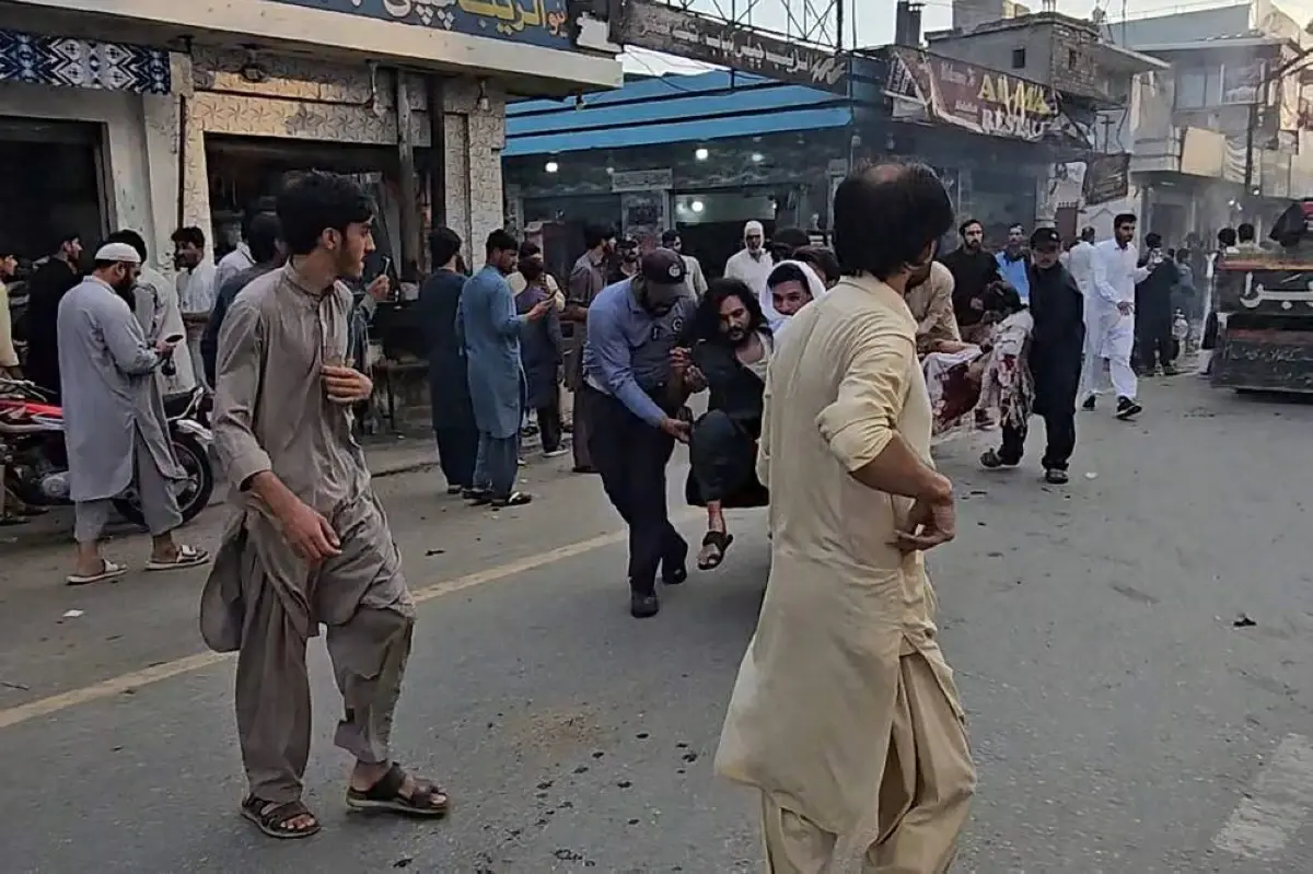 مقتل 14 إثر تفجير انتحاري أمام مركز شرطة في باكستا...