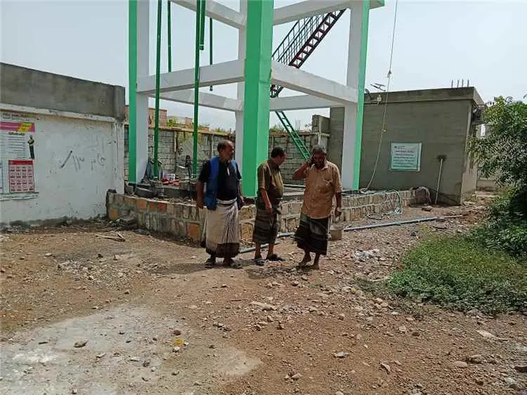 مدير عام مديرية لودر يتفقد مشاريع المياه والطاقة الشمسية في مستشفى محنف ويشيد بجهود المنفذين