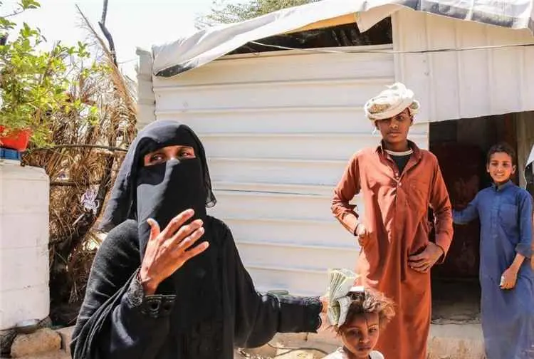 الحو.ثيون يحاصرون اليمنيين بسياسات التجويع والإفقا...