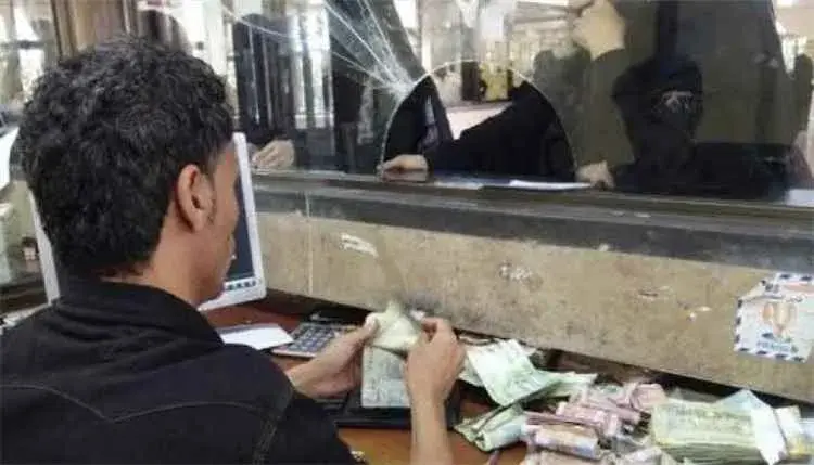 شركات الصرافة في عدن ترفض فئات من الدولار وتوقف التحويلات إلى صنعاء