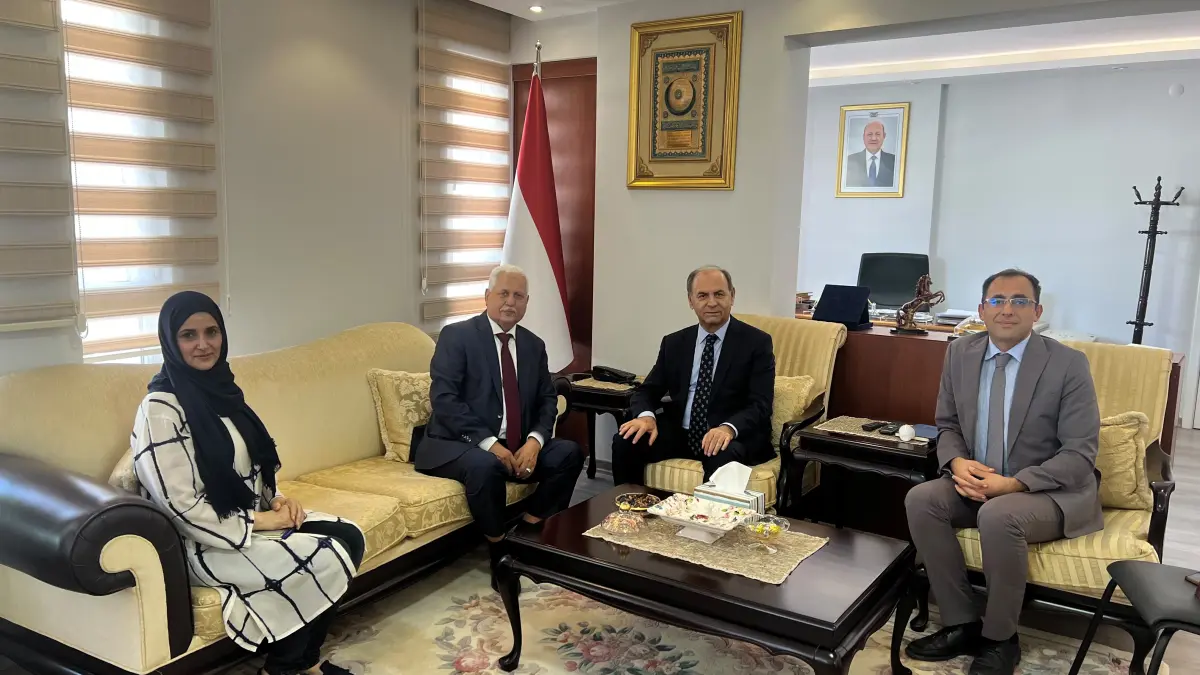 سفير اليمن يبحث مع رئيس جامعة مؤسسة الطيران التركي...