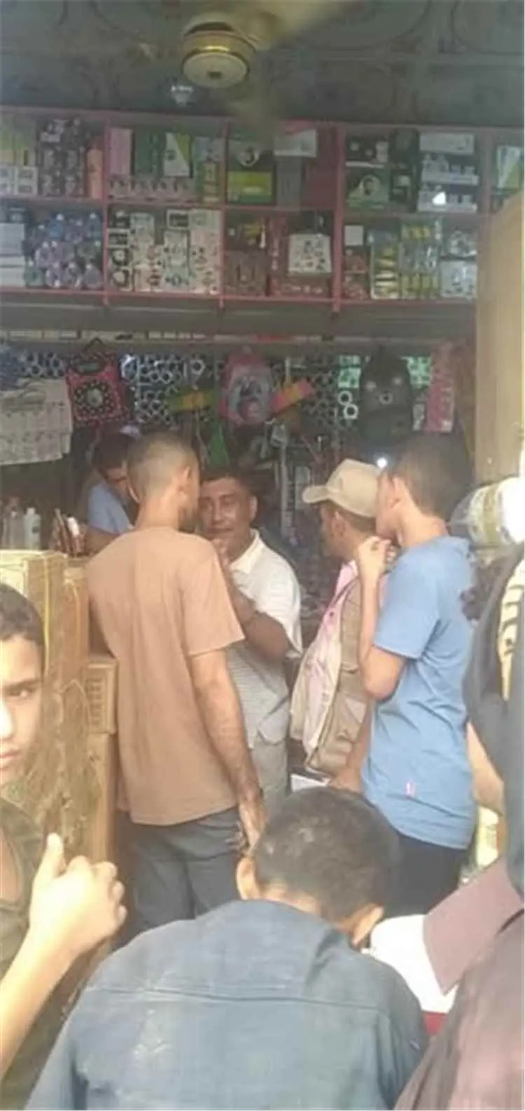 صناعة الشيخ عثمان" يغلق محلاً تجارياً بأمر النيابة...