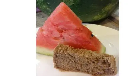 عواقب تناول البطيخ الأحمر مع الخبز