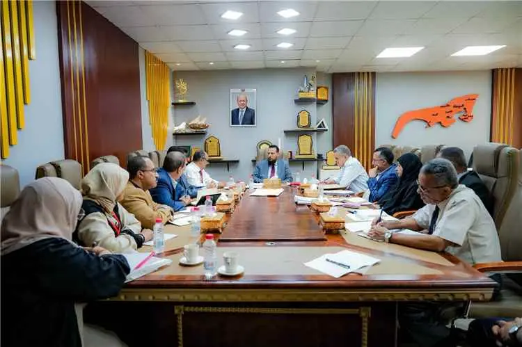 محافظ العاصمة عدن يناقش أوضاع المنطقة الحرة وسبل الحفاظ على أراضيها