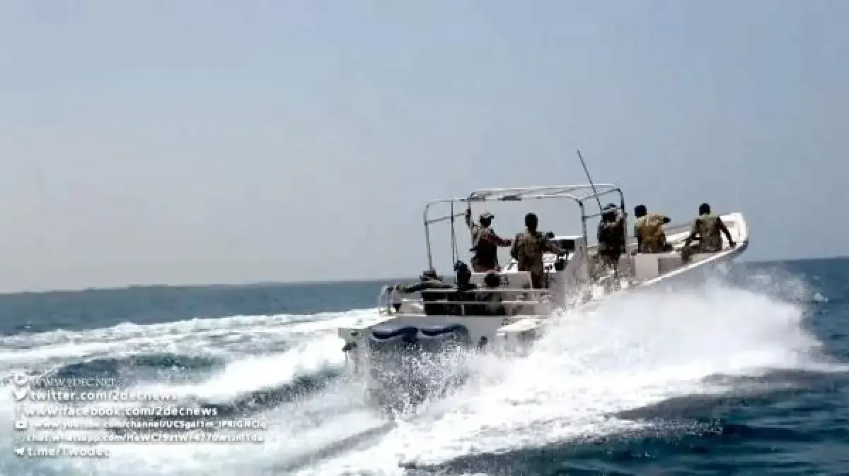 خفر السواحل والبحرية اليمنية ينقذان طاقم سفينة شحن...