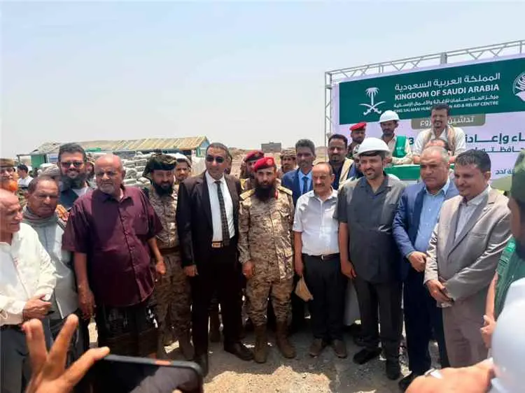 محافظ لحج ووزير التربية وقائد المنطقة الرابعة يدشنون مشاريع تنموية بالمضاربة ورأس العارة