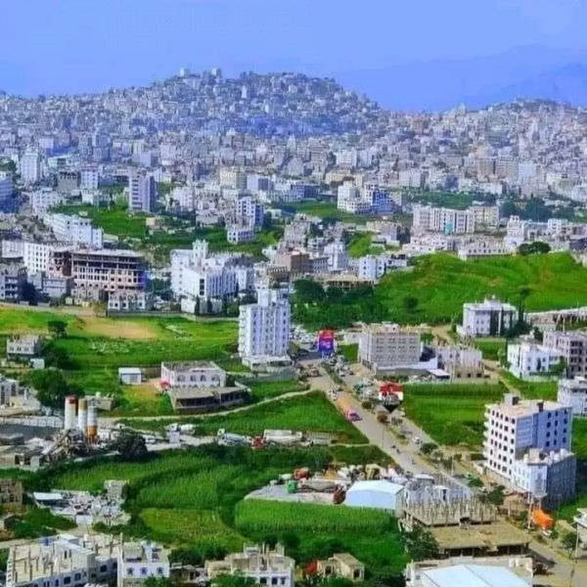 الحوثيون يواصلون نهب أراضي الدولة في إب
