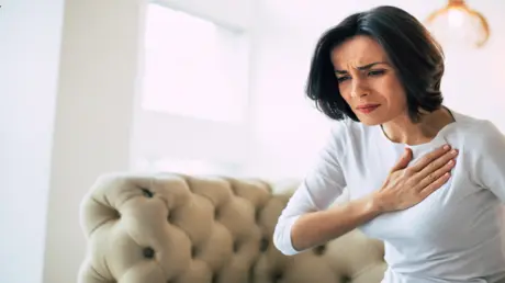 أعراض قد تسبق النوبة القلبية بأسابيع.. طبيب يحذر م...