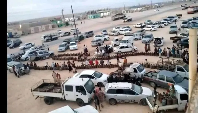 أزمة وقود وغاز خانقة تضرب المهرة.. وتجار السوق السوداء يجنون الأرباح