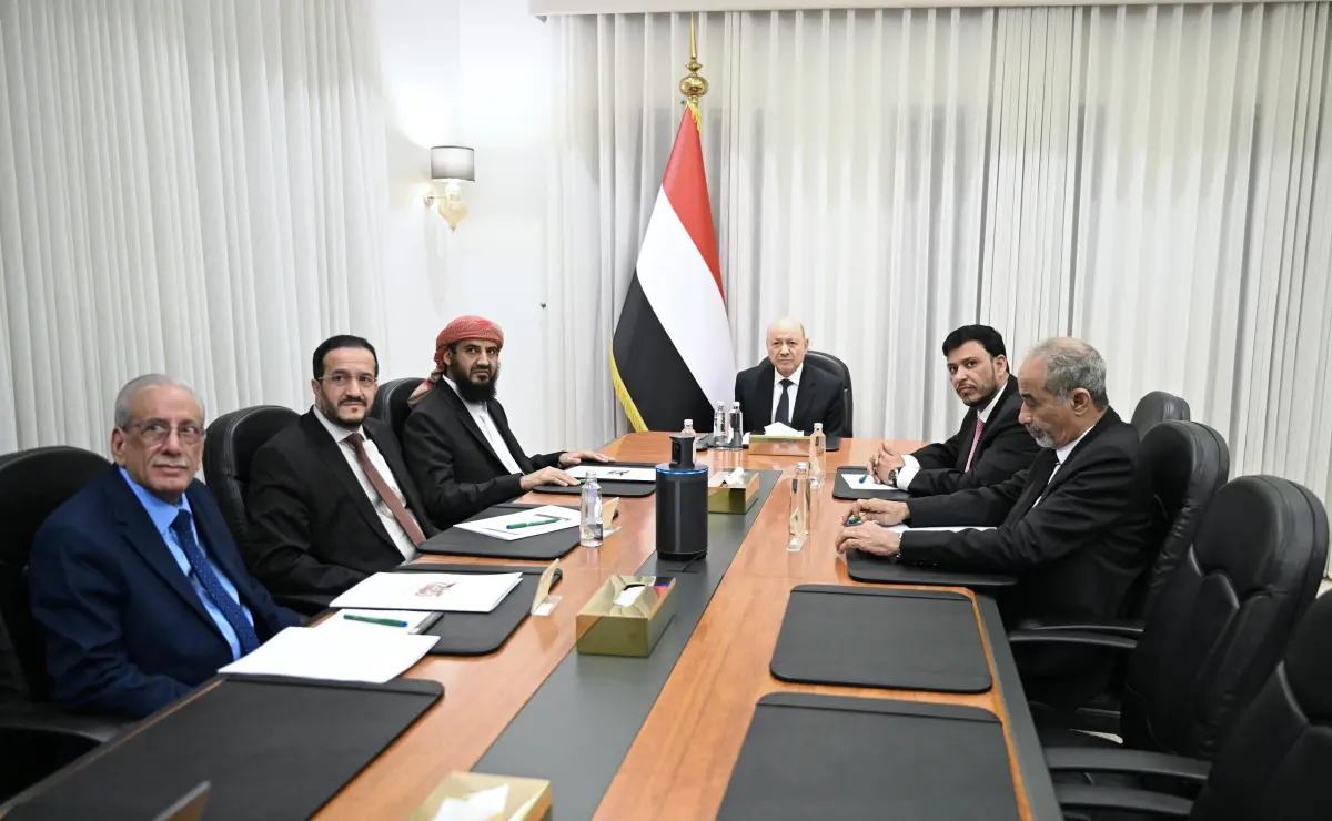 مجلس القيادة الرئاسي يشيد بوحدة مؤسسات الدولة وقدر...