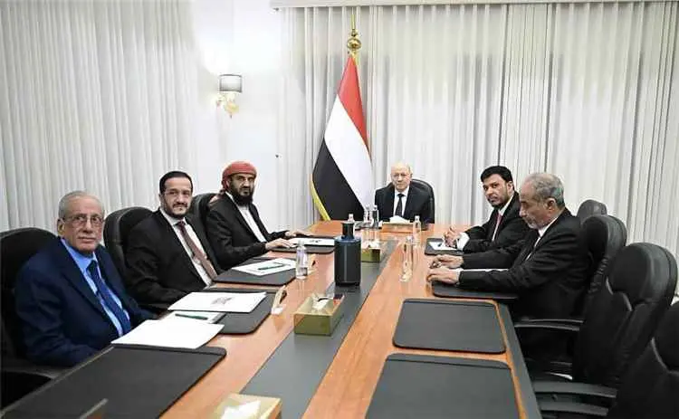 مجلس القيادة يؤكد تماسكه ووحدة مؤسسات الدولة.. ويش...