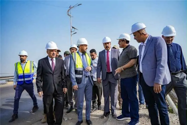 محافظ العاصمة عدن ووزير الأشغال يدشنان مشروع صيانة...