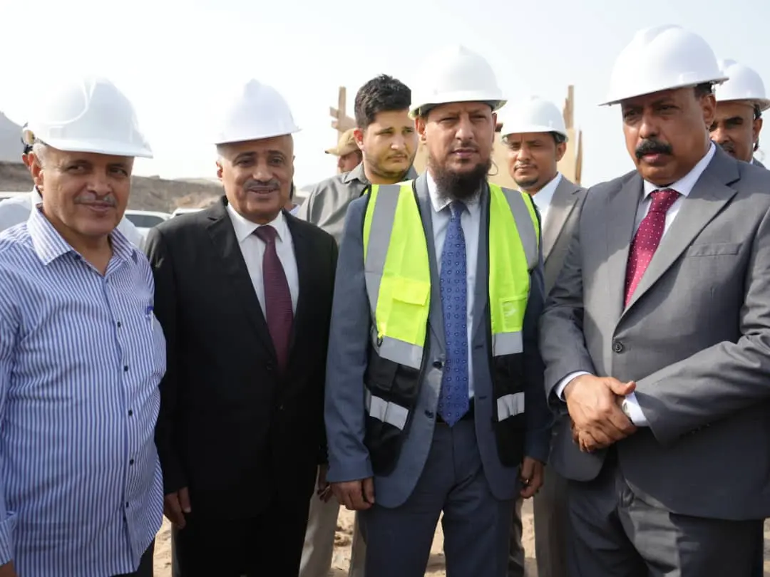وزير الأشغال ومحافظ عدن يدشنان مشروع صيانة وترميم...
