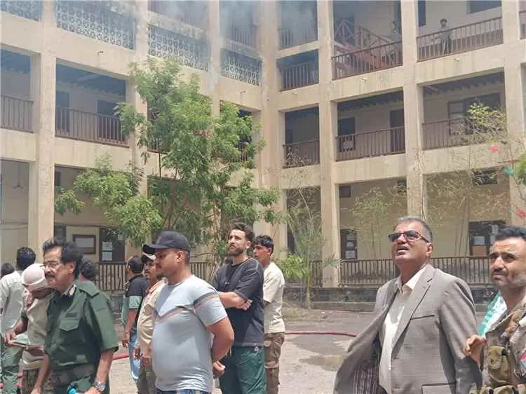 مدير عام المعلا يتابع ميدانياً حريق كلية الحاسوب و...