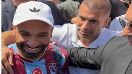 جماهير طرابزون تجبر مشجعا لغلطة سراي على خلع قميصه...