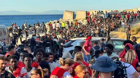 مفوض أوروبي: أزمة المهاجرين في سبتة اختبار لأوروبا