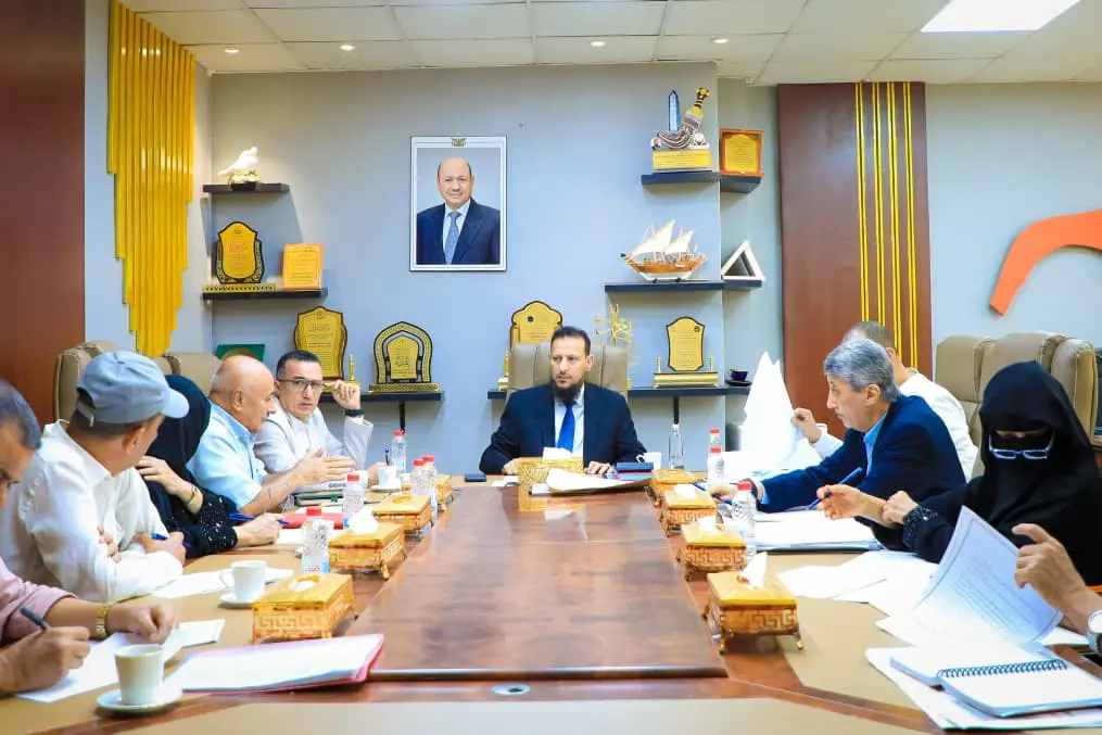 محافظ عدن يترأس اجتماعًا لمناقشة أوضاع المياه والص...