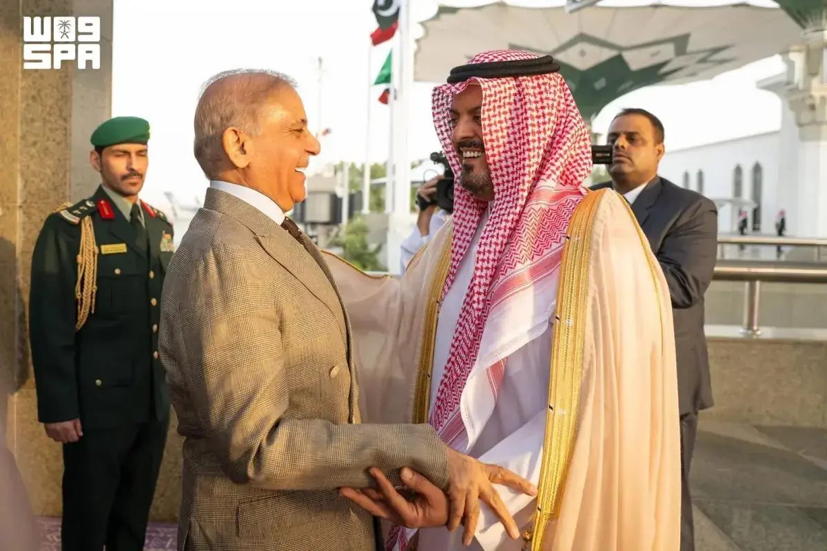 رئيس وزراء باكستان يصل إلى جدة في زيارة رسمية