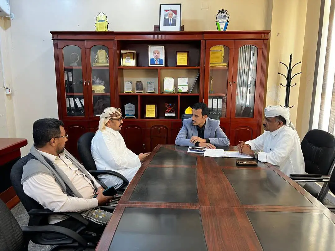 الوكيل الجيلاني يلتقي قيادتي مصلحتي شؤون القبائل ب...