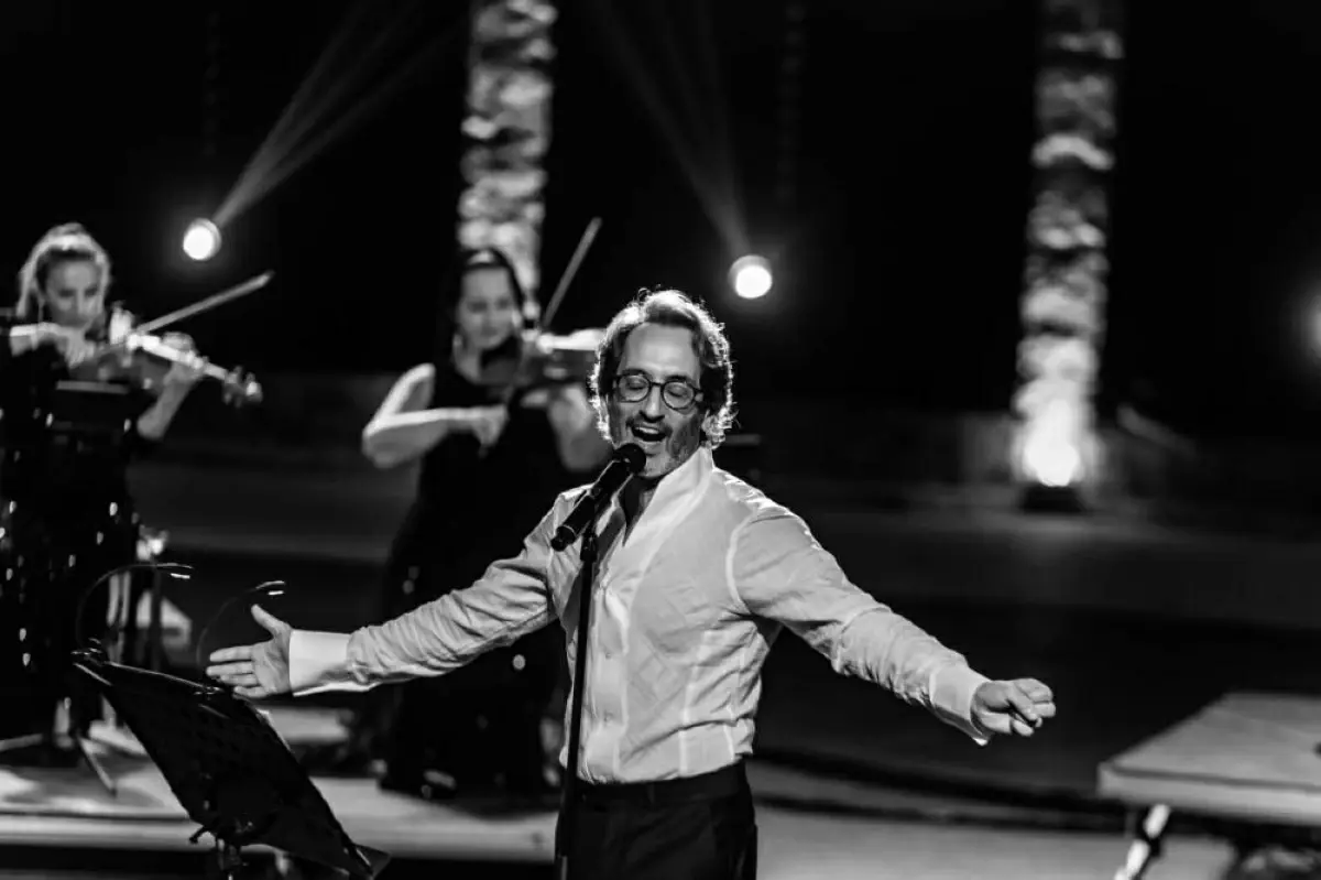 غسان يَمِّين يروي سيرة شارل أزنافور بالأغاني في مهرجان الحمامات