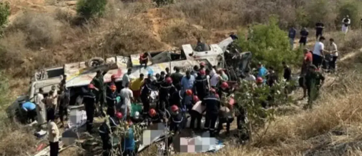 الجزائر.. 6 وفيات و19 جريحًا إثر انقلاب حافلة عمال