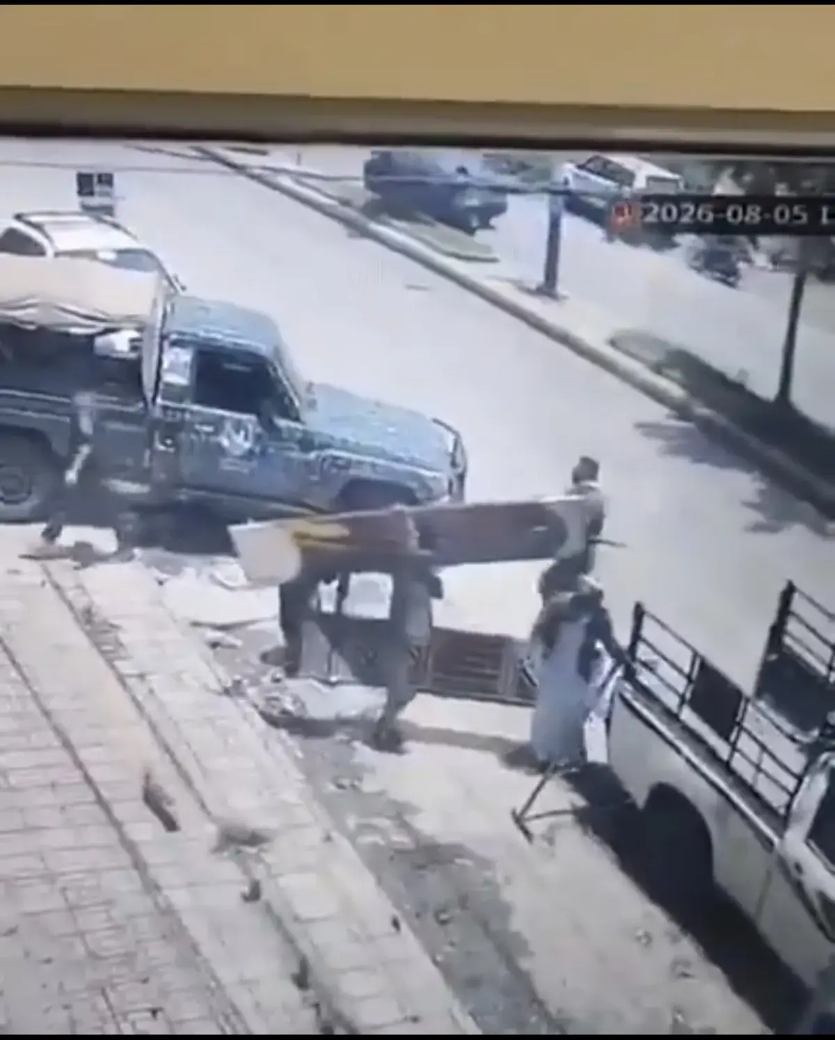 اسرار | بالتفاصيل- ميليشيا الحوثي في إب تستبيح مبنى سكنياً وتقتحم 22 شقة بقوة السلاح لصالح نافذ حوثي