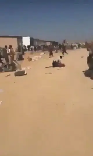 فضيحة.. انهيار وتخبط وعمليات نهب واسعة للأسلحة عقب الهجوم الحوثي على معسكرات الشرعية.. تفاصيل مؤلمة