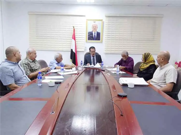 اجتماع في عدن يناقش استكمال إجراءات منح إجازة مزاو...