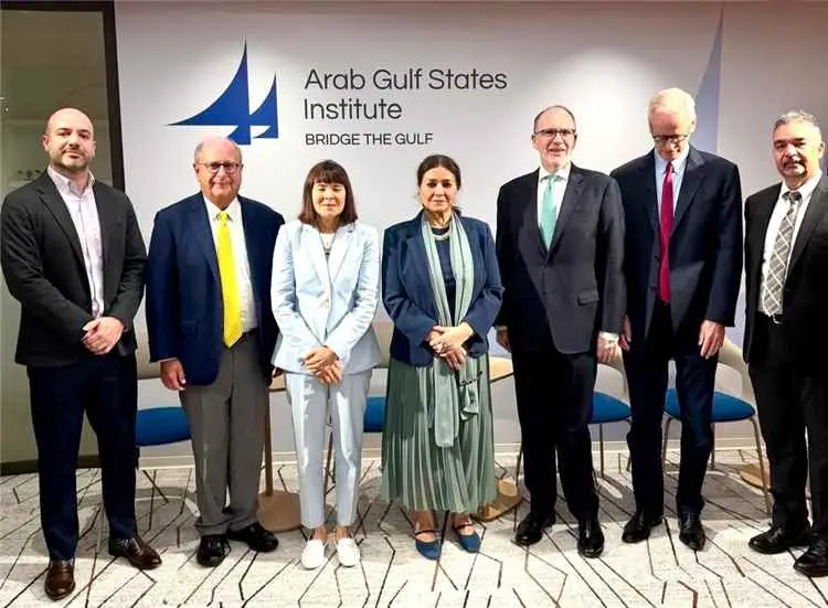 سفيرة بلادنا تبحث مع معهد دول الخليج في واشنطن تعز...