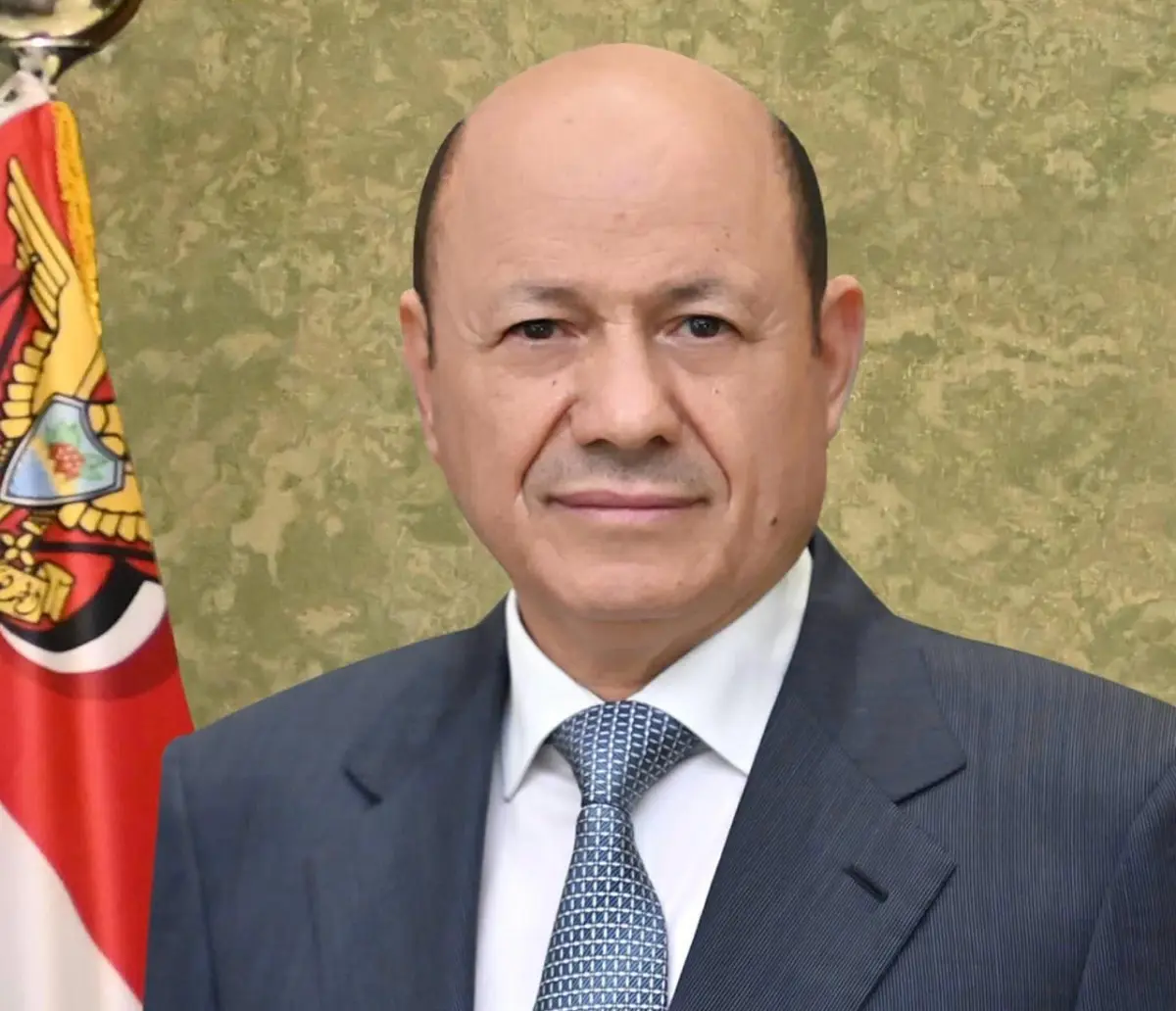 رئيس مجلس القيادة يوجه برعاية اسر شهداء وجرحى الهج...