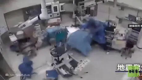 اليابان.. جراحون يحمون مريضا خلال زلزال في مدينة ك...