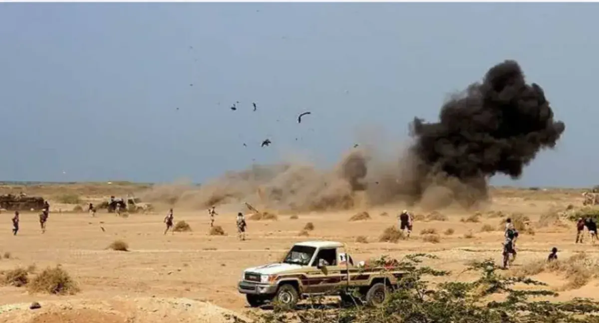 سقوط صاروخ حوثي على هنجر مدني في ساحل المخا