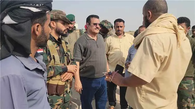 مدير عام البريقة يشدد على رفع المخلفات من مجرى الس...