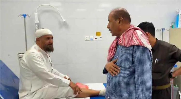 وكيل حضرموت بارباع يتفقد جرحى استهداف العبر في هيئ...