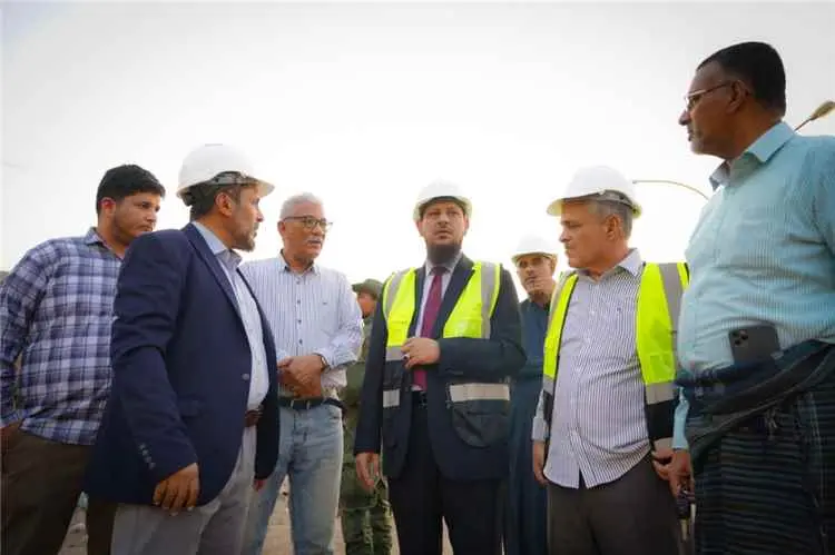 المحافظ شيخ يدشن أعمال تأهيل وسفلتة طريق تقاطع الب...