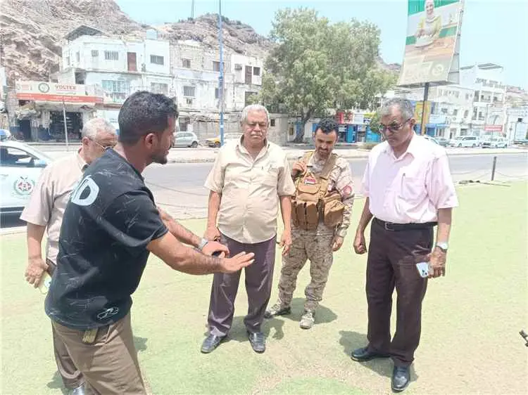مدير عام المعلا يتابع ميدانيًا أعمال صيانة ممشى ال...
