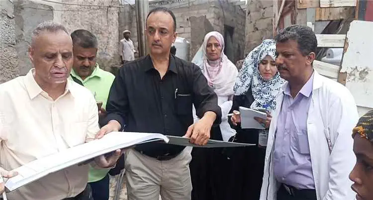 مدير صحة عدن يتفقد فرق التحصين المشاركة في حملة مكافحة الحصبة بمديرية التواهي
