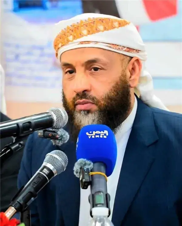 وزير يمني سابق يدعو مجلس القيادة الرئاسي لإعلان ال...